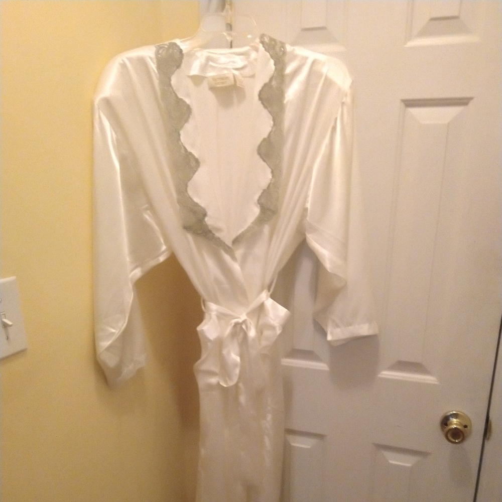 VICTORIA'S SECRET ROBE VINTAGE W LACE LARGE